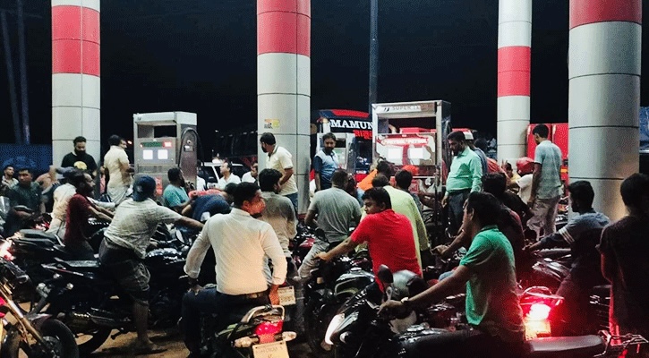 ট্যাংকি ফুল করার হিড়িক, পাম্পে ঝুলছে ‘তেল নেই’ — যুদ্ধের প্রভাব পড়ছে ঢাকার বাজারে