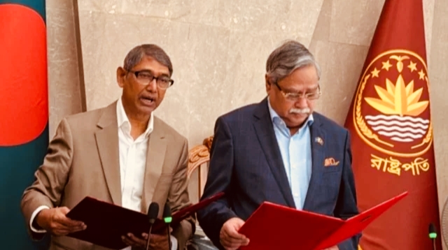 মন্ত্রী হিসেবে শপথ নিলেন আহমেদ আযম খান