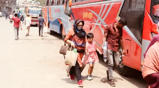 ঈদযাত্রায় সায়েদাবাদে যাত্রীর চাপ কম, কিছু রুটে বাড়তি ভাড়া আদায়ের অভিযোগ