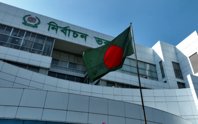 পোস্টাল ব্যালট বিতর্কে নির্বাচন কমিশন: ২০২৬ সালের নির্বাচন কি শুরুতেই প্রশ্নবিদ্ধ?