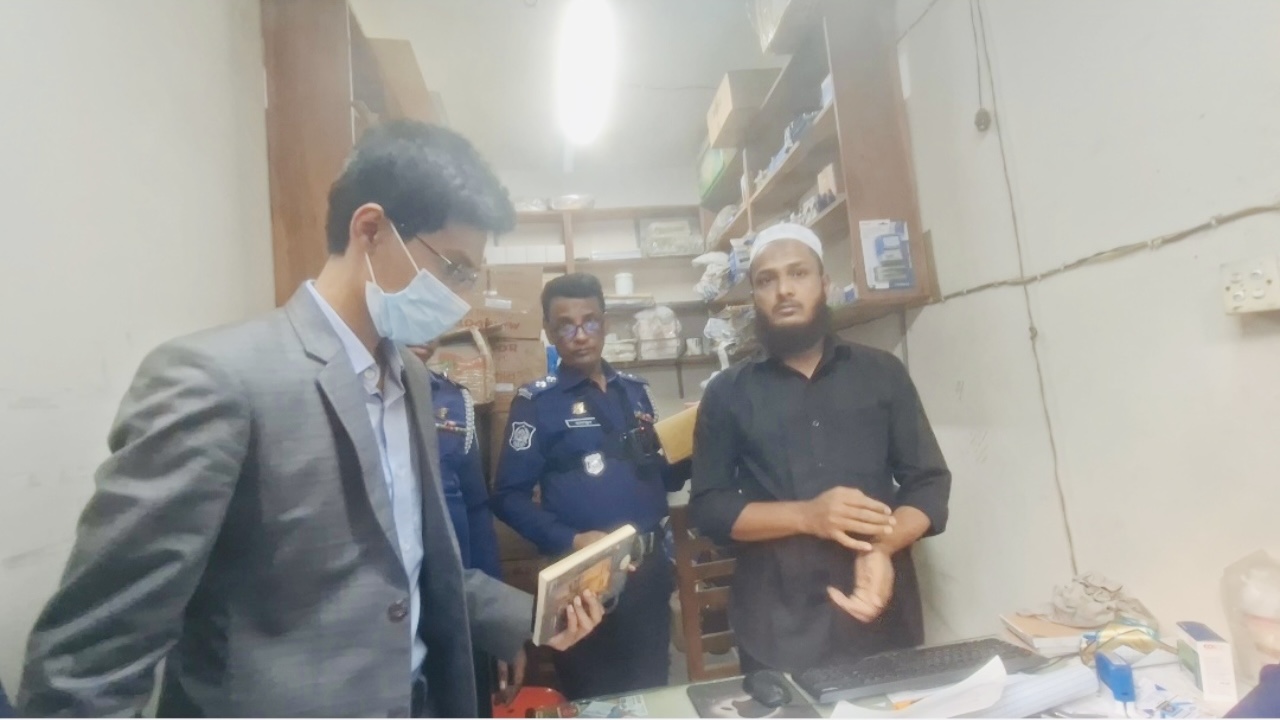 লক্ষ্মীপুরে ভোটের ছয়টি সিল ও কম্পিউটারসহ যুবক গ্রেপ্তার